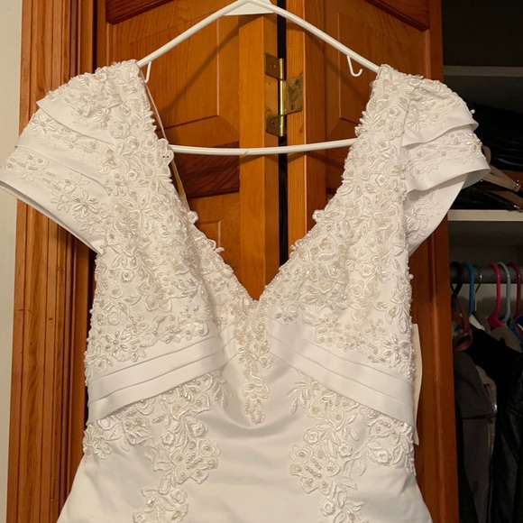 Lady Eleanor Dresses & Skirts - NWT Lady Eleanor white beaded wedding dress size 8